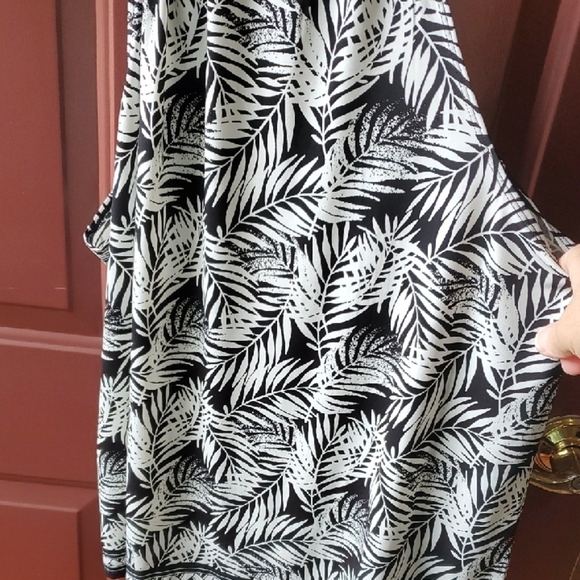 Max Studio Black and White Leaf Print Tank Top - Picture 7 of 8